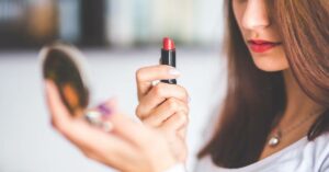 Colori di rossetto per l’autunno: quali sono i più indicati in base all’incarnato