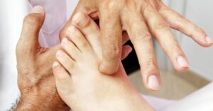 Impara a massaggiarti i piedi: premi questo punto e scopri i benefici