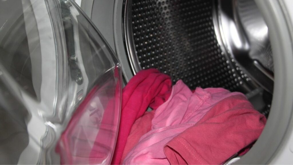 cestello della lavatrice con abiti