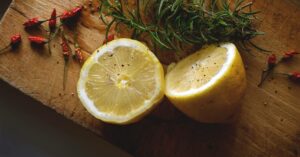 Limone e peperoncino, benefici per la dieta: tutti i modi di usarli