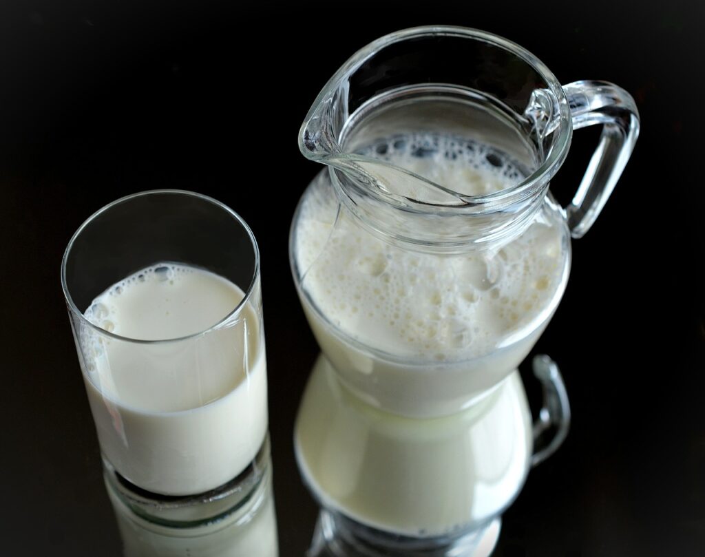 latte in bicchiere