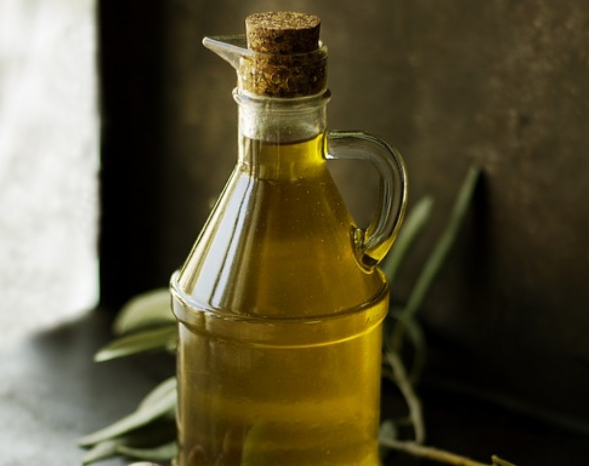 bottiglietta di olio extravergine di oliva fresco