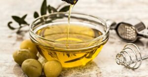 ciotola con olio extravergine di oliva