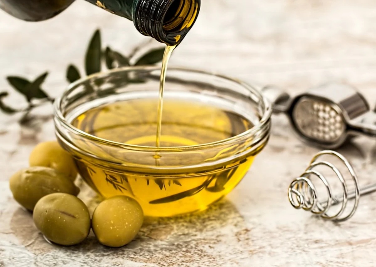 ciotola con olio extravergine di oliva