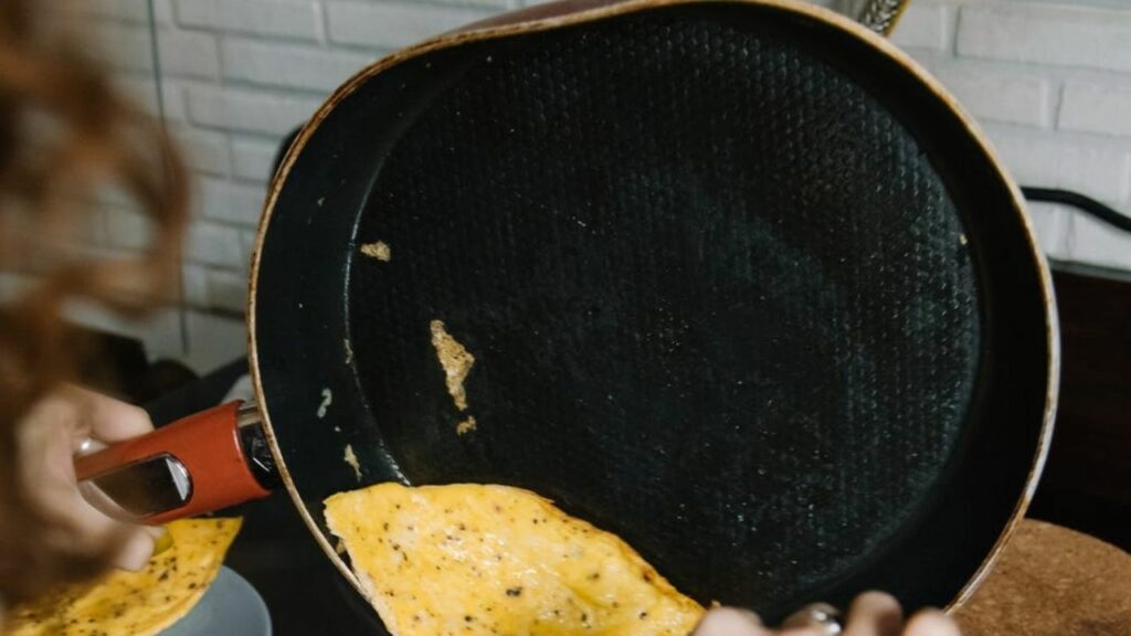 padella con dentro una frittata