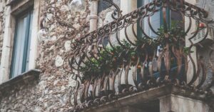 balcone con piante perenni