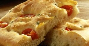 Ricetta Focaccia, morbida e deliziosa: come fare l’originale e le varianti