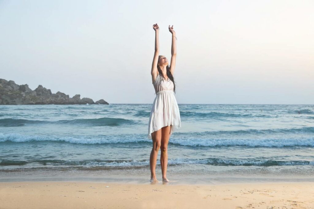 ragazza in riva al mare