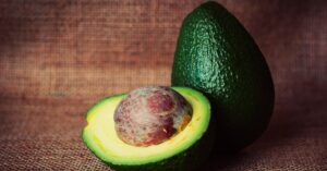 Scegliere l’avocado, i mille modi per consumarlo e i suoi benefici