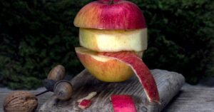 Non buttate le bucce di mela: come usarle per profumare la casa