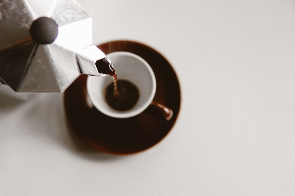 Caffè versato in tazzina
