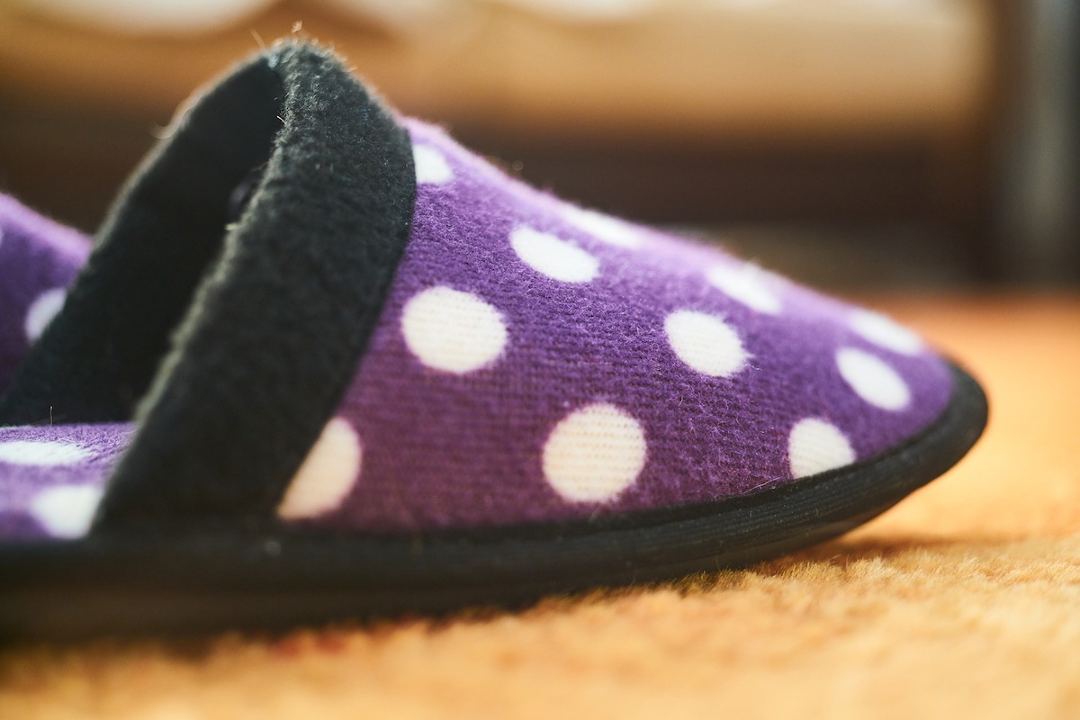 Pantofole viola con pois