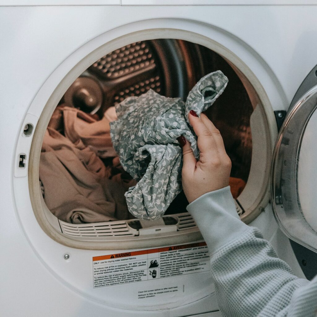 Inserire vestiti in lavatrice
