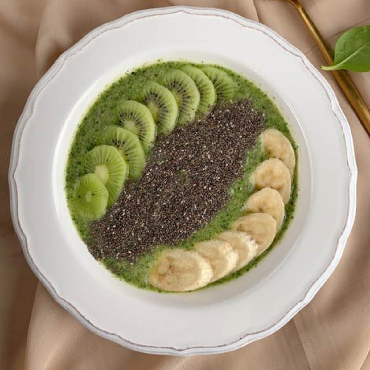 piatto con banana e kiwi