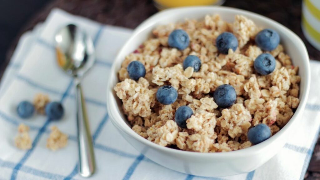 piatto con avena e mirtilli