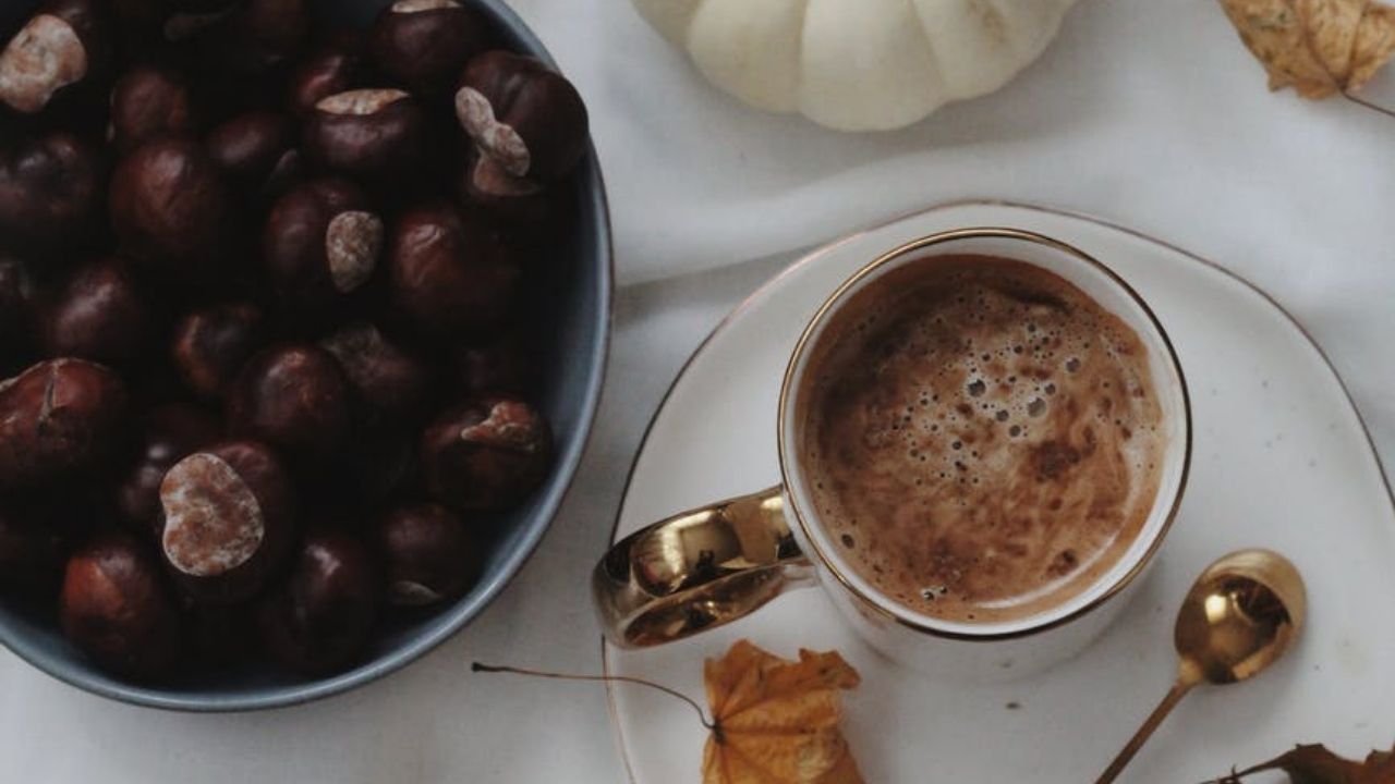 castagne in una ciotola e decotto vicino