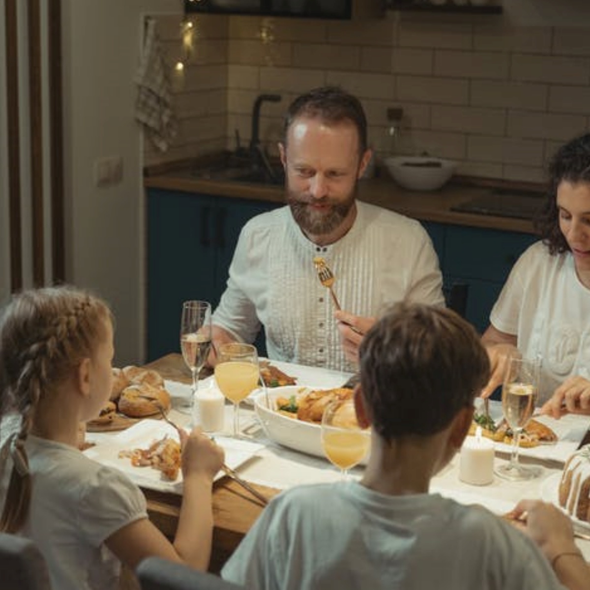 famiglia a tavola