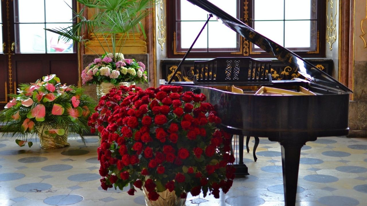 fiori vicino a un pianoforte