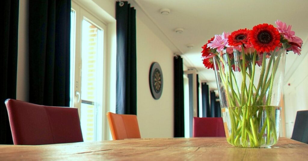 vaso di fiori su un tavolo
