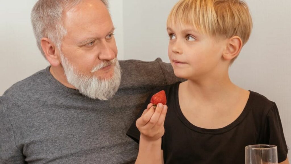 nonno e bambino che mangiano con le tonsille gonfie