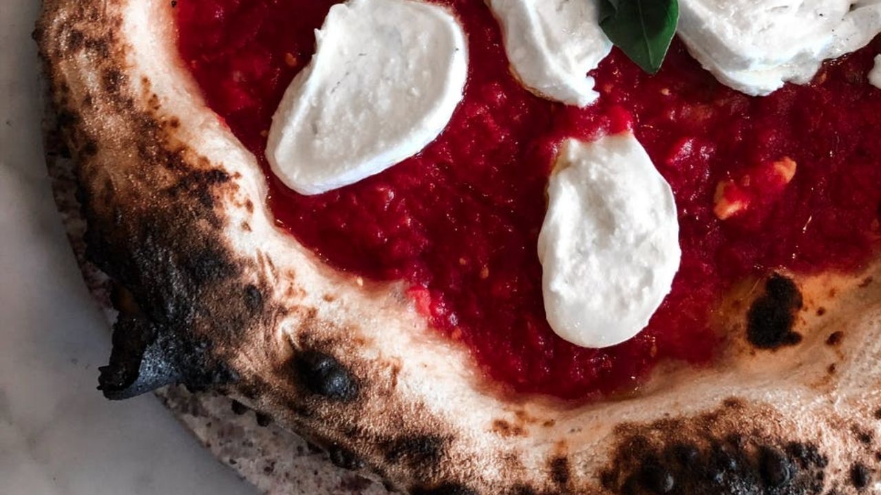 pizza magherica con mozzarella e basilico