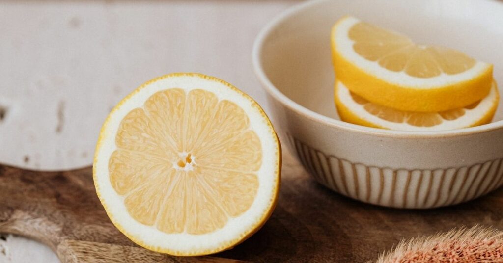 limone a fettine in una ciotola