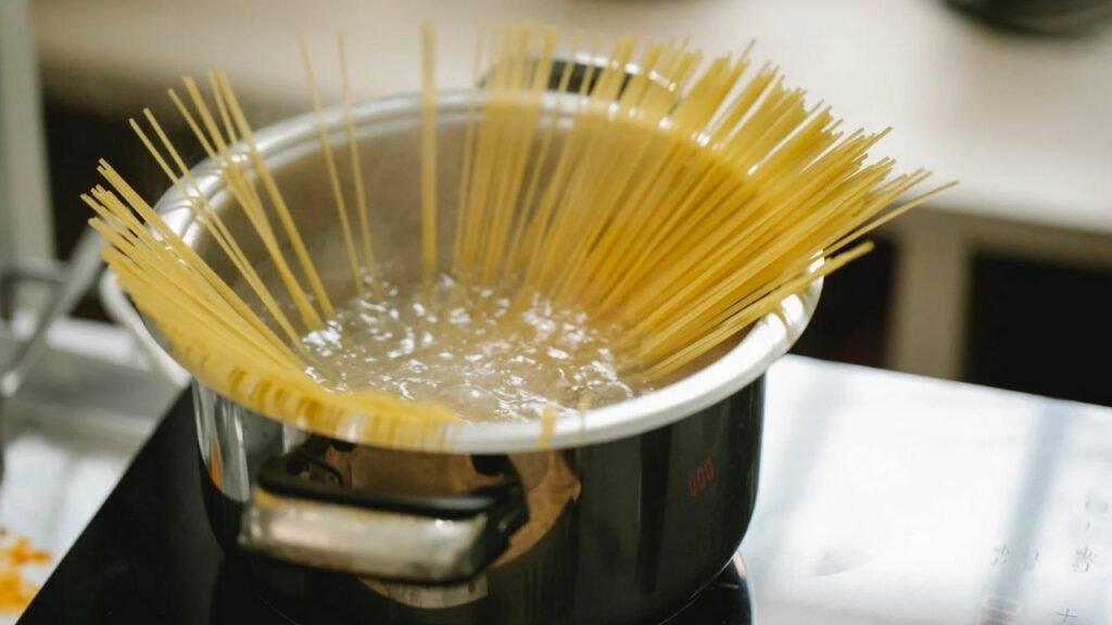 spaghetti in una pentola piena di acqua