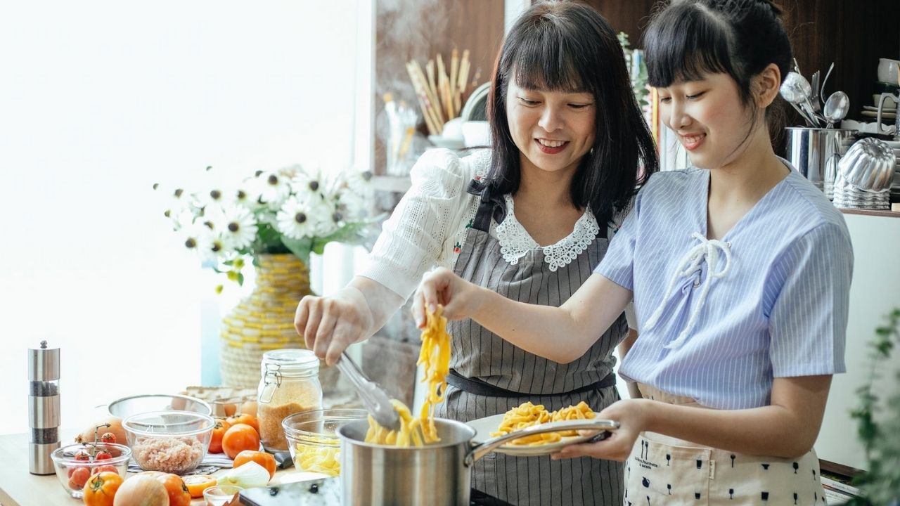 donne che scolano la pasta