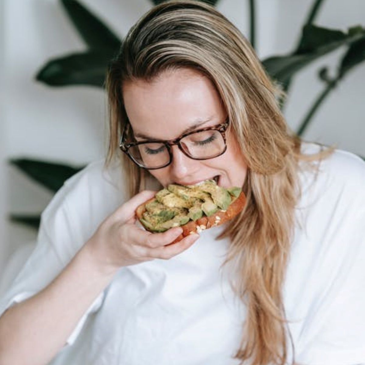 ragazza che mangia avocado