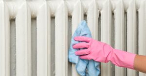Basta polvere in casa e sui panni! Come pulire settimanalmente i termosifoni