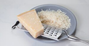 Non gettare le bucce di parmigiano: i trucchi per usarle e renderle deliziose