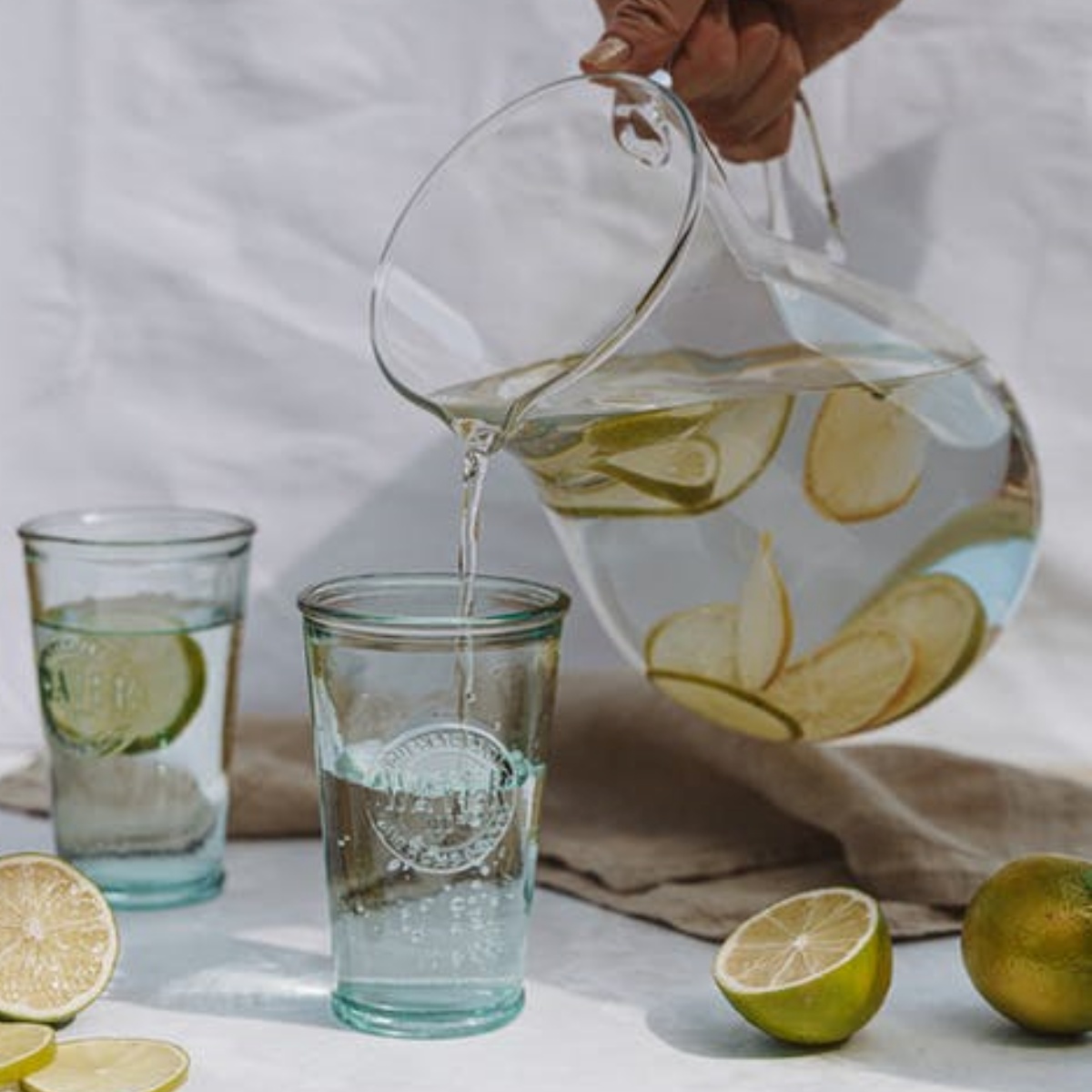 caraffa di acqua con limone