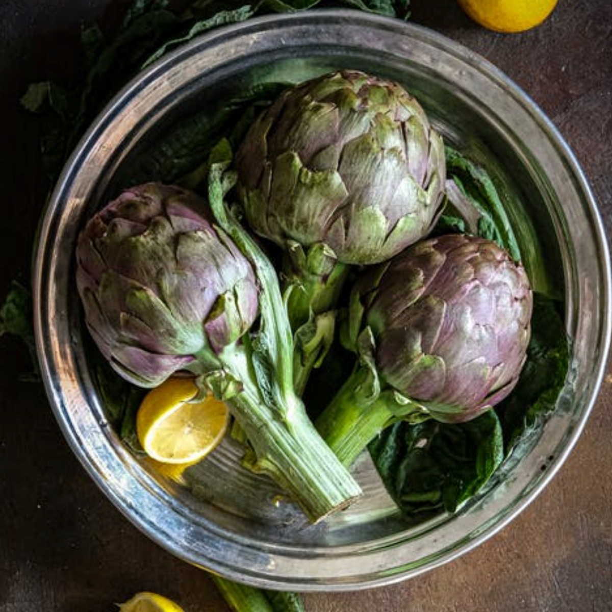 ciotola con limone e carciofi