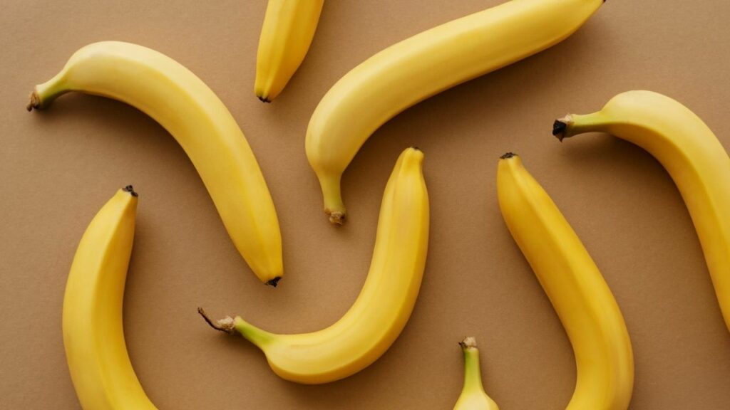banana con la buccia su fondo marrone