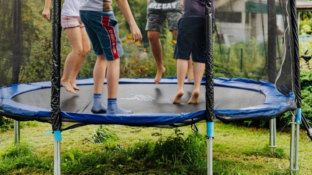 bambini che fanno esercizio sul trampolino