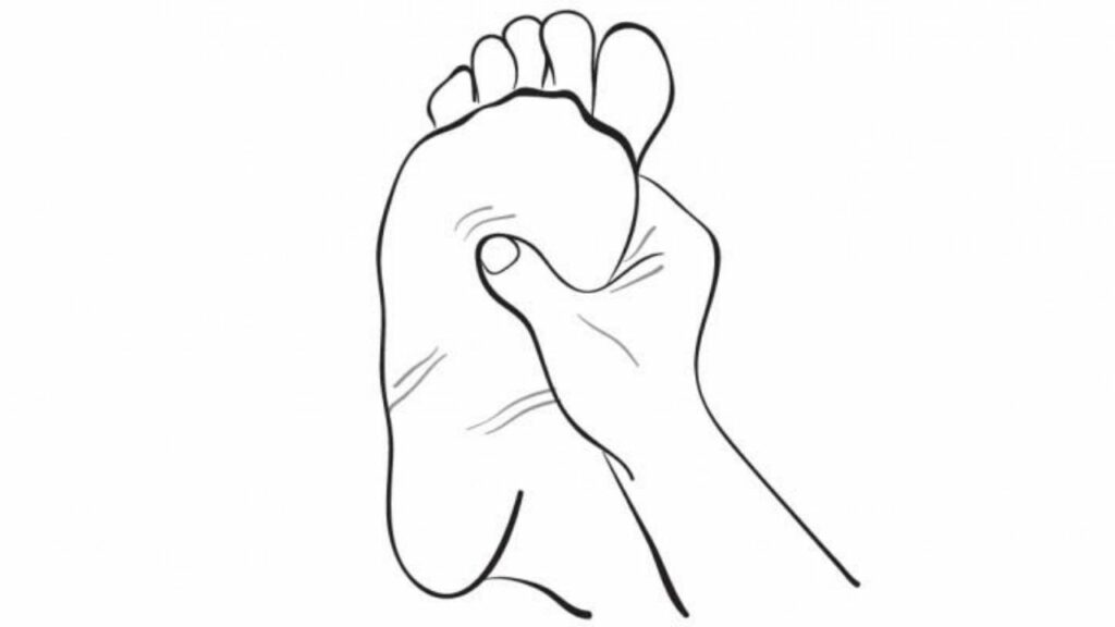 pollice che tocca il piede