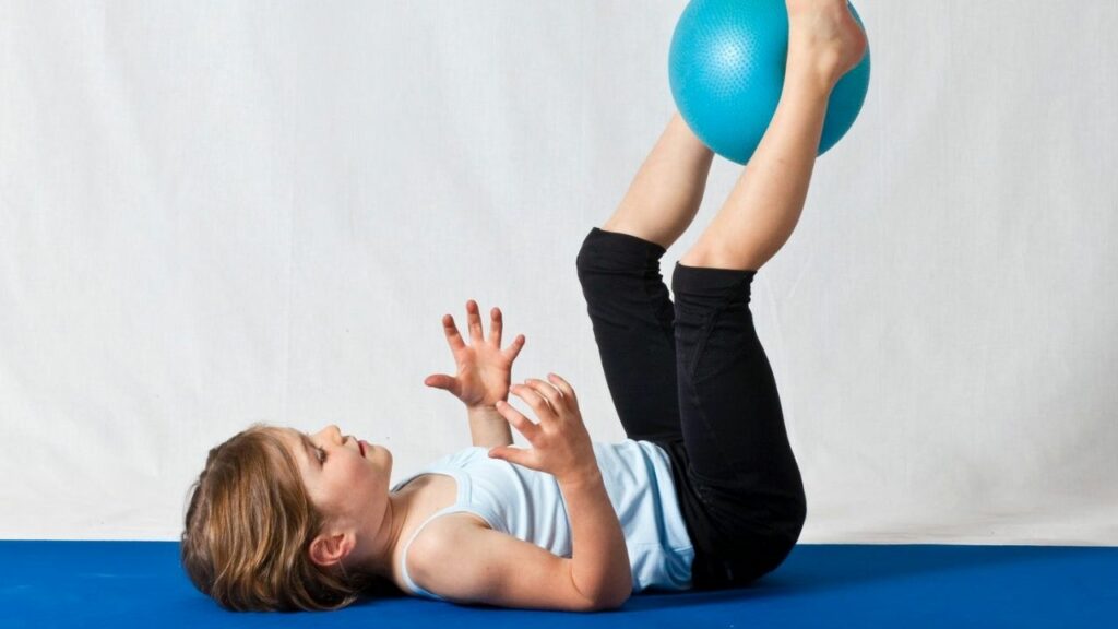 bambina che fa ginnastica