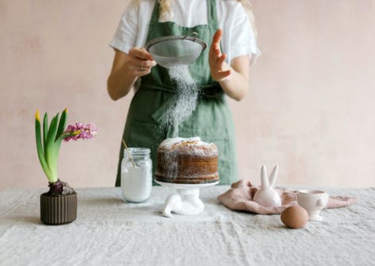 persona che prepara una torta