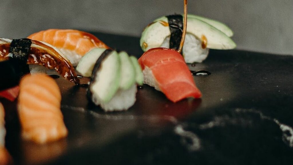 sushi su vassoio con salsa