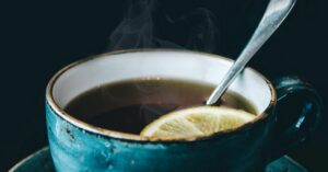 I benefici del tè alla scorza di limone