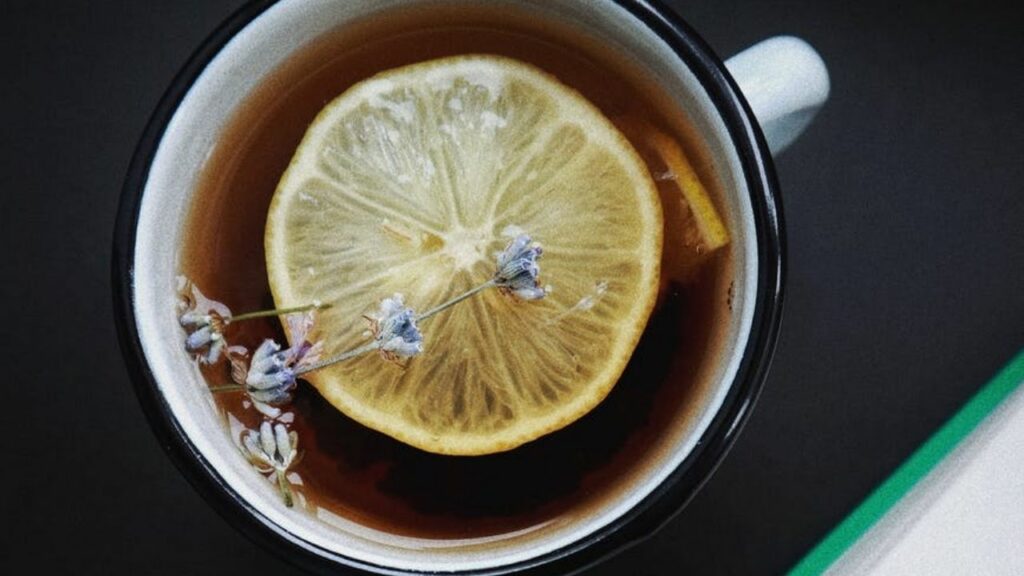 tè con limone e fiori