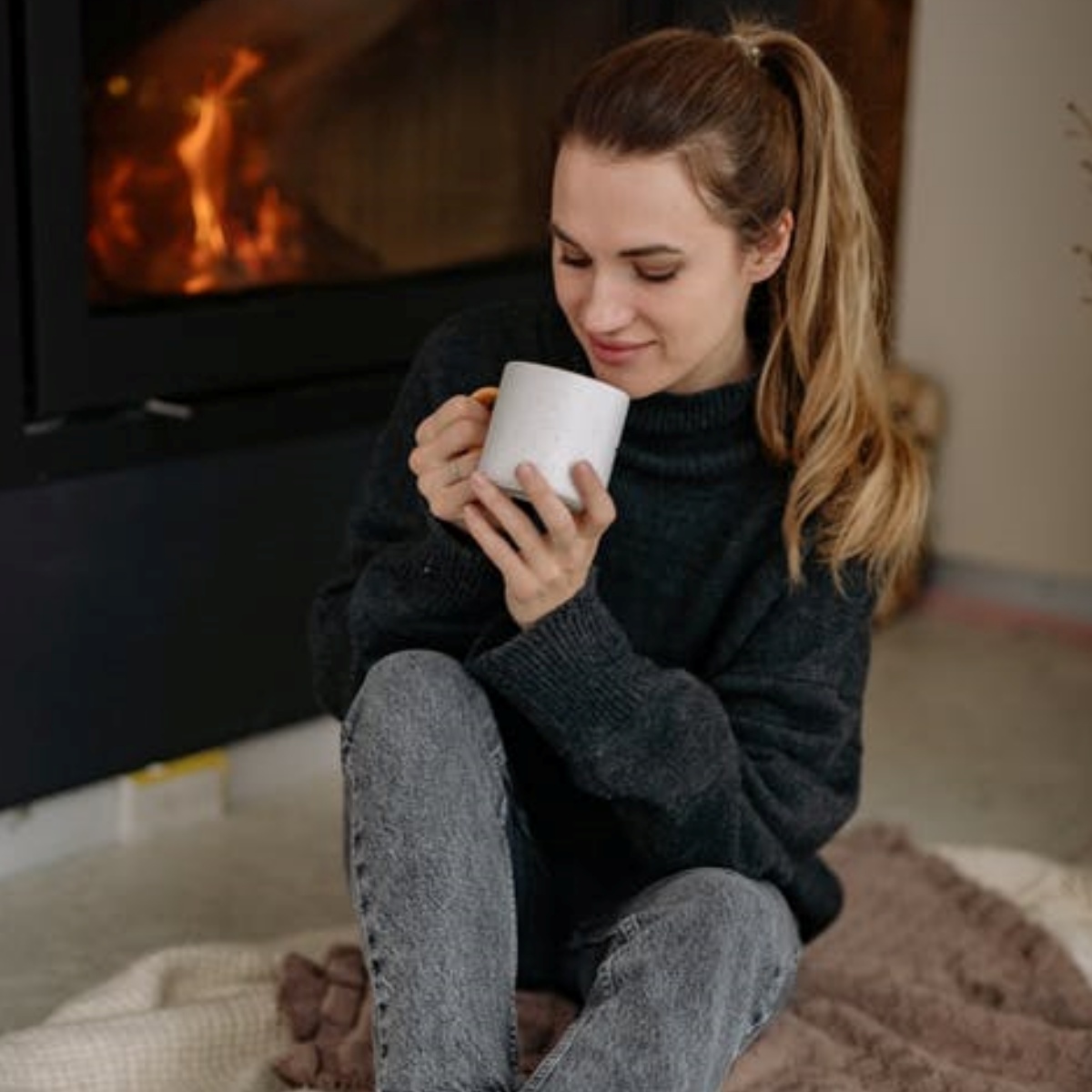 ragazza che beve una tisana