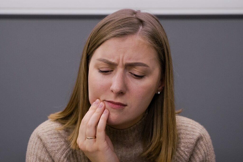 Donna accusa mal di denti