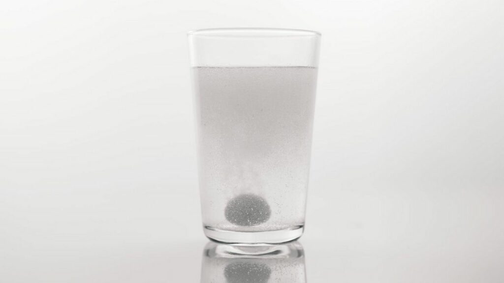 bicchiere con acqua e bicarbonato