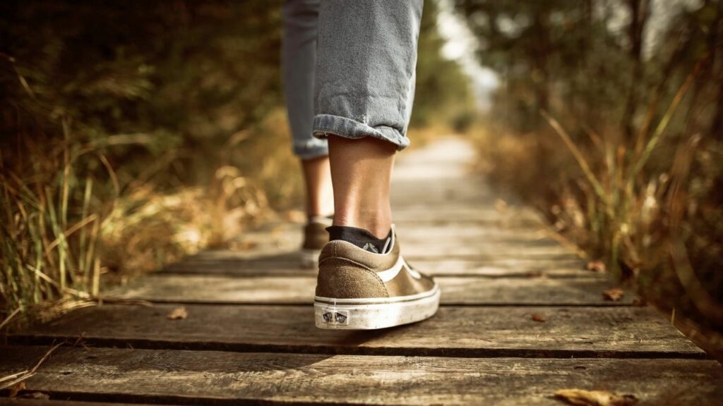 camminare su una passerella di legno