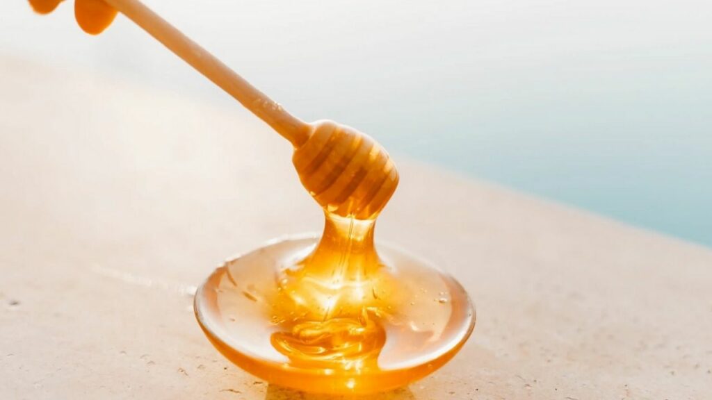manciata di miele da aggiungere alla curcuma