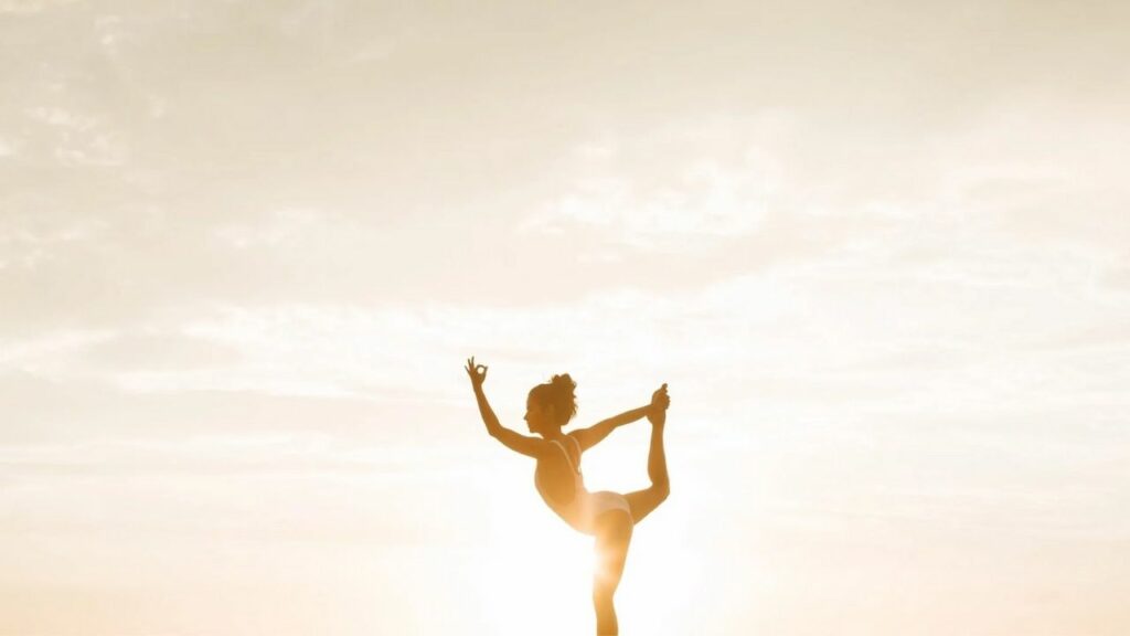 donna che fa yoga al tramonto