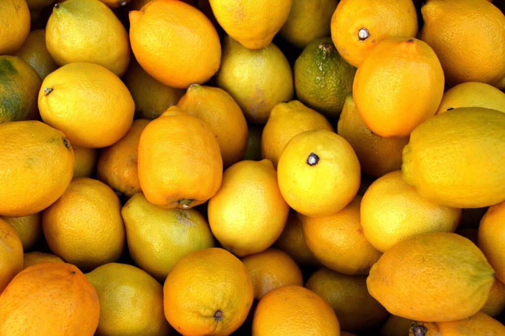 Benefici di bere acqua e limone