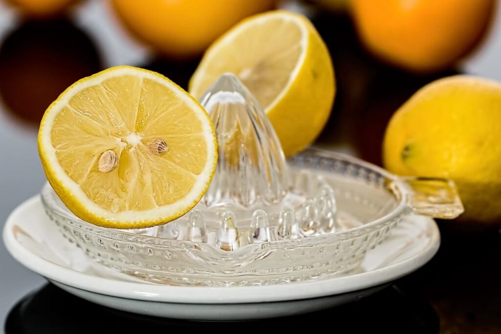 Pulire il microonde con il limone