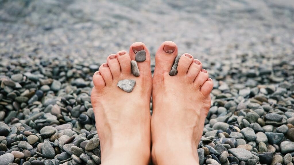 piedi freddi con i sassolini